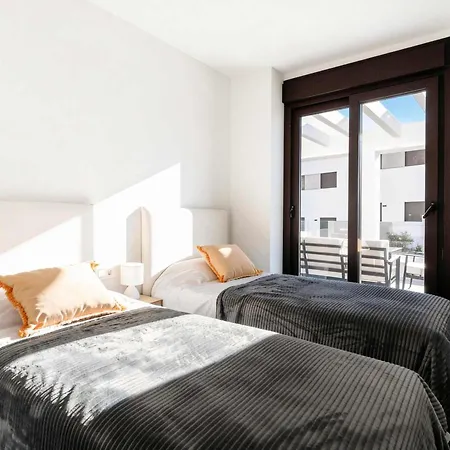 Bayside Luxury Steps From The Beach-stylish Near Pool & Shops Apartmán Estepona